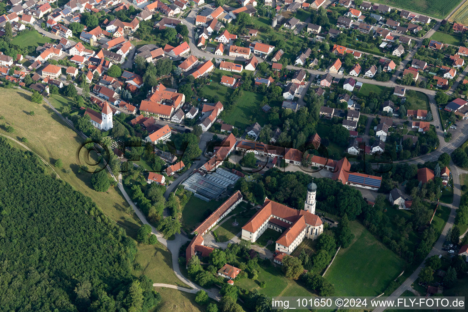 Vue aérienne de Complexe immobilier du monastère Mönchsdeggingen à Mönchsdeggingen dans le département Bavière, Allemagne