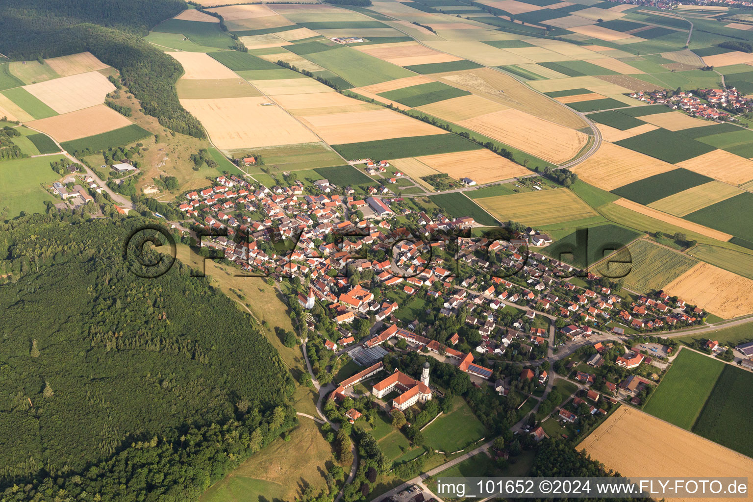 Vue aérienne de Champs agricoles et surfaces utilisables à Mönchsdeggingen dans le département Bavière, Allemagne