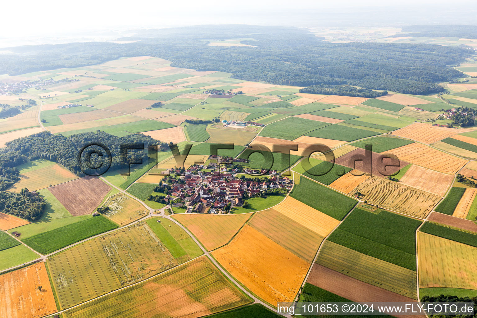 Vue aérienne de Donauries en bordure de champs agricoles et de zones agricoles à le quartier Schaffhausen in Mönchsdeggingen dans le département Bavière, Allemagne