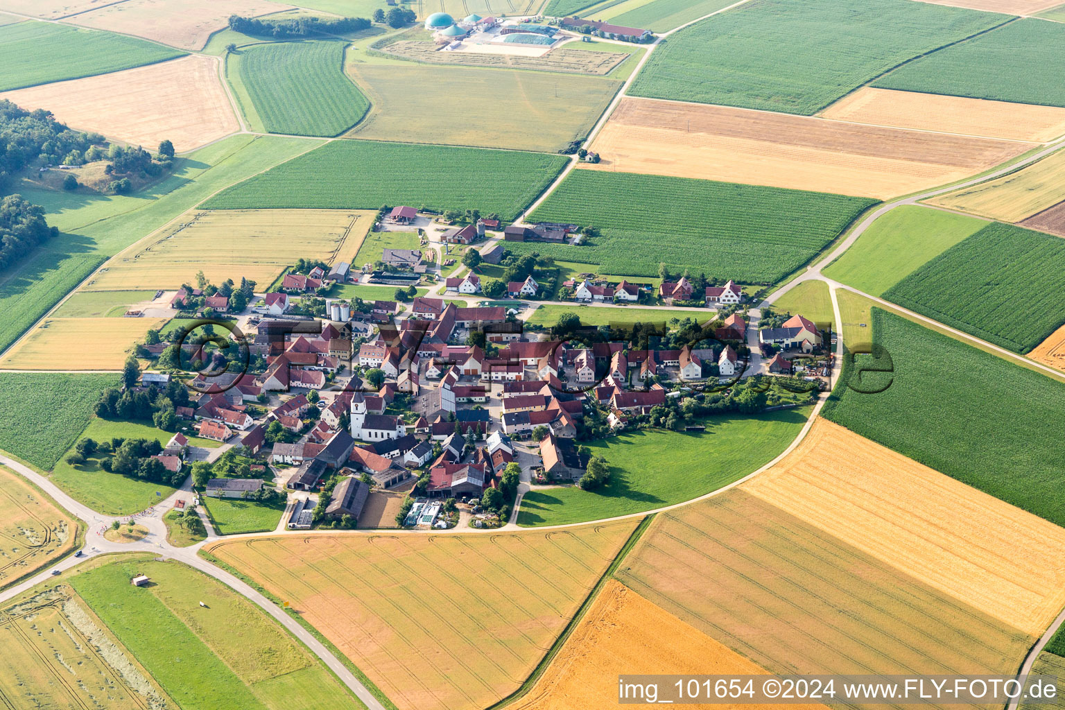 Vue aérienne de Donauries en bordure de champs agricoles et de zones agricoles à le quartier Schaffhausen in Mönchsdeggingen dans le département Bavière, Allemagne