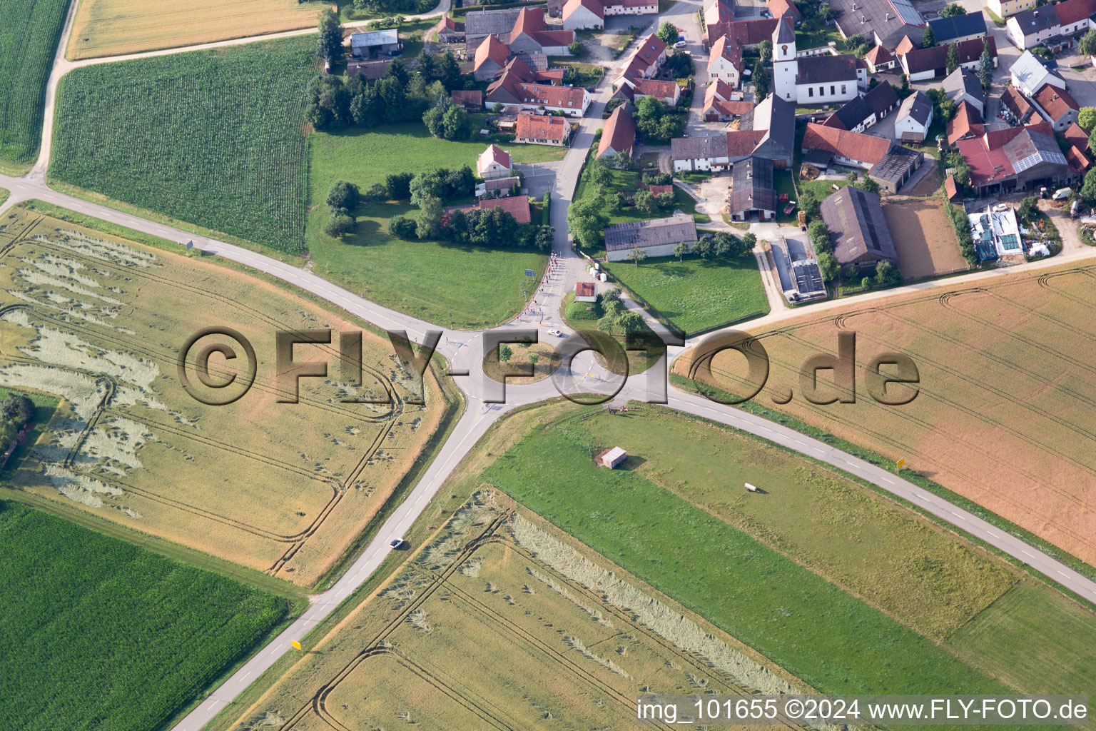 Vue aérienne de Donauries en bordure de champs agricoles et de zones agricoles à Mönchsdeggingen dans le département Bavière, Allemagne