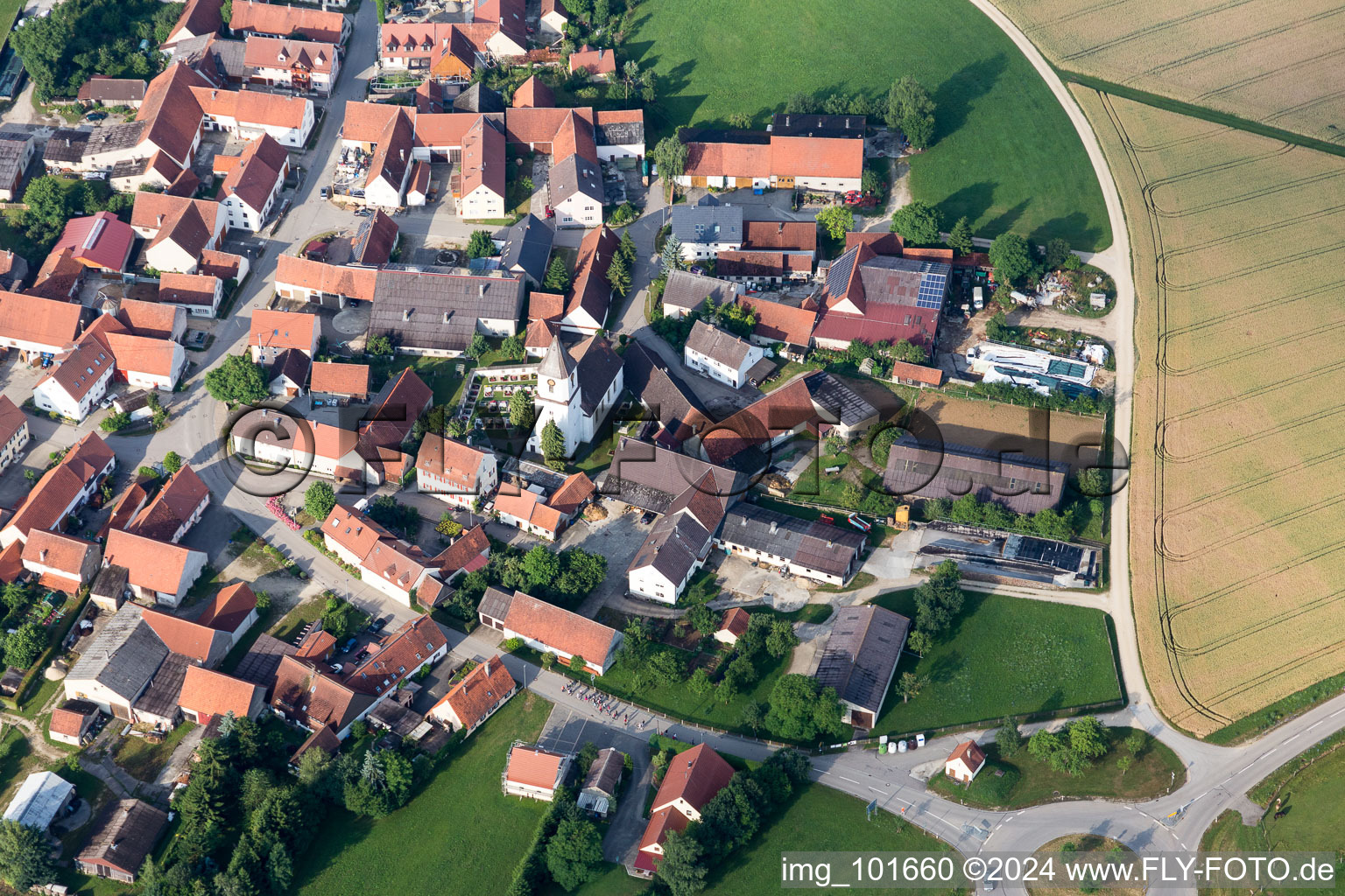 Vue oblique de Donauries en bordure de champs agricoles et de zones agricoles à le quartier Schaffhausen in Mönchsdeggingen dans le département Bavière, Allemagne