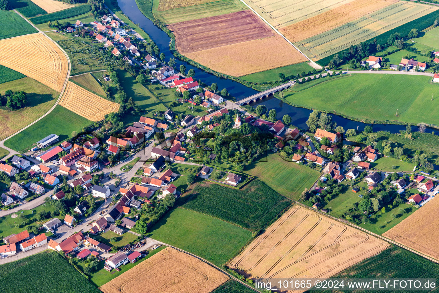 Vue aérienne de Chapelle du Kalvarenberg sur le Wörnitz à le quartier Wörnitzstein in Donauwörth dans le département Bavière, Allemagne