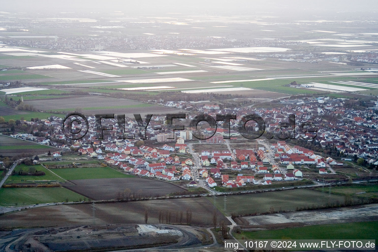 Vue aérienne de Du sud-est à le quartier Rheingönheim in Ludwigshafen am Rhein dans le département Rhénanie-Palatinat, Allemagne