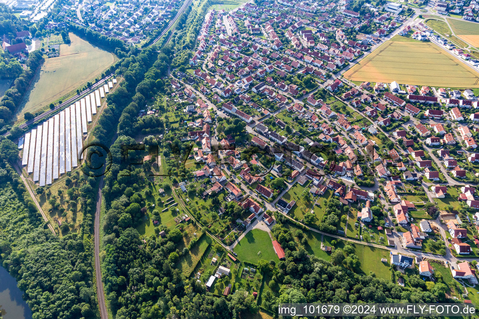 Vue aérienne de Champ solaire à le quartier Riedlingen in Donauwörth dans le département Bavière, Allemagne