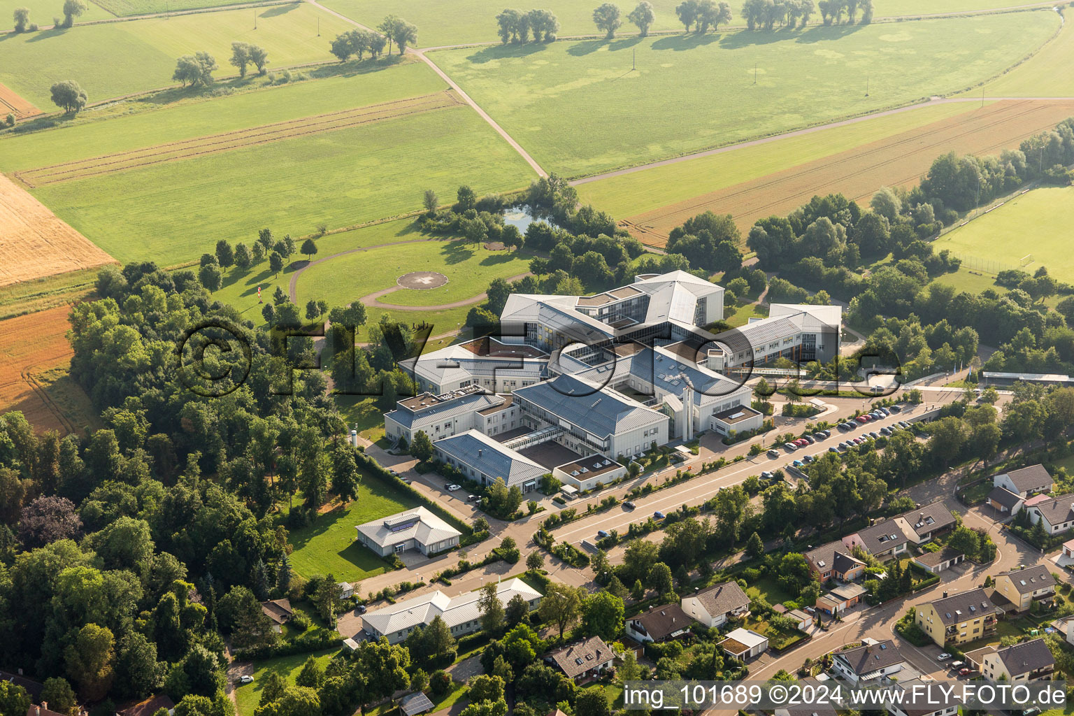 Vue aérienne de Terrain du centre de rééducation de la clinique de rééducation Donau-Ries, des cliniques gKU et des maisons de retraite à le quartier Riedlingen in Donauwörth dans le département Bavière, Allemagne