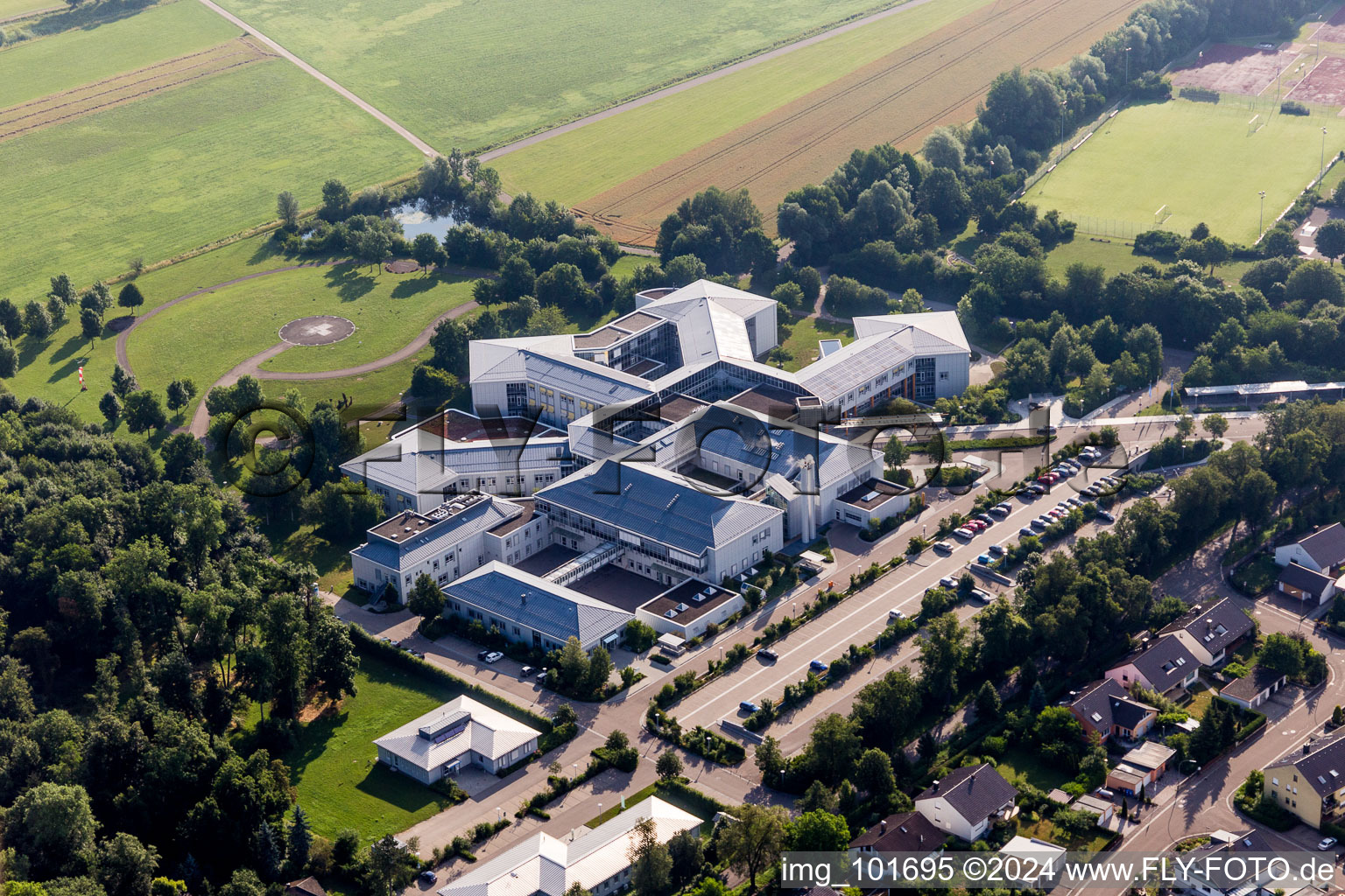 Vue aérienne de Terrain de la clinique de l'hôpital Donau-Ries et des maisons de retraite gKU du quartier de Neudegg à le quartier Riedlingen in Donauwörth dans le département Bavière, Allemagne