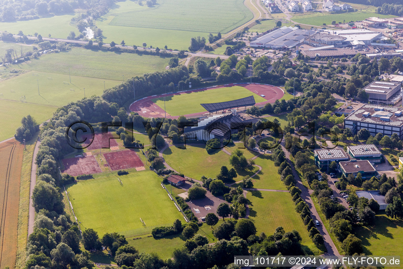 Vue aérienne de Ensemble des terrains de sport de l'école Hans Leipelt et de l'école Ludwig Bölkow, école professionnelle publique Donauwörth, école technique à le quartier Riedlingen in Donauwörth dans le département Bavière, Allemagne