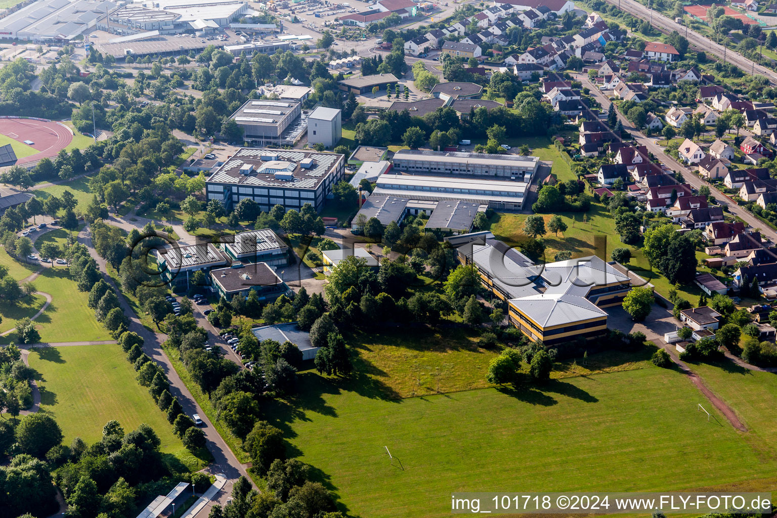 Vue aérienne de Ecole Hans Leipelt et école Ludwig Bölkow, école professionnelle publique Donauwörth, école technique du quartier de Neudegg à le quartier Riedlingen in Donauwörth dans le département Bavière, Allemagne