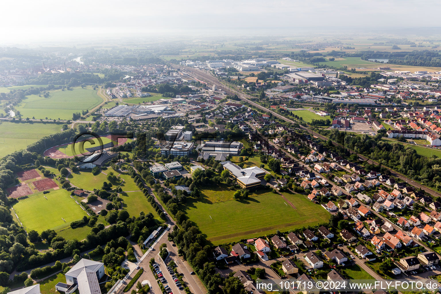 Vue aérienne de Ensemble des terrains de sport de l'école Hans Leipelt et de l'école Ludwig Bölkow, école professionnelle publique Donauwörth, école technique à le quartier Riedlingen in Donauwörth dans le département Bavière, Allemagne