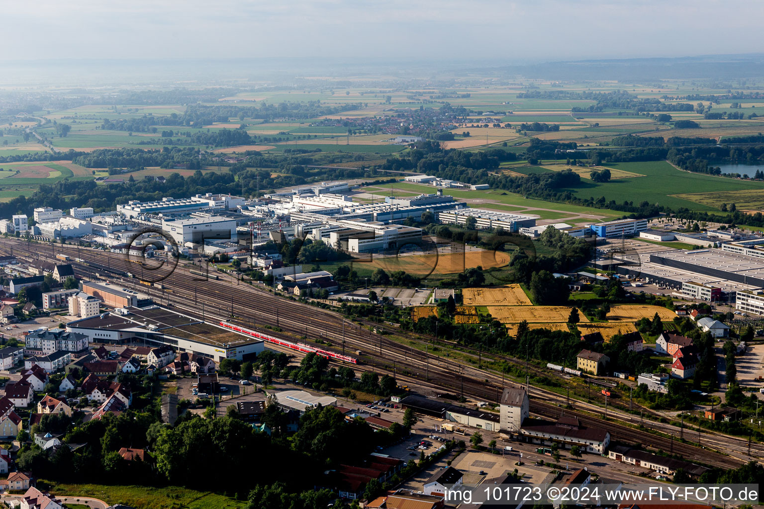 Vue aérienne de Zone industrielle et commerciale au sud de la gare dans le quartier de Riedlingen à Donauwörth dans le département Bavière, Allemagne