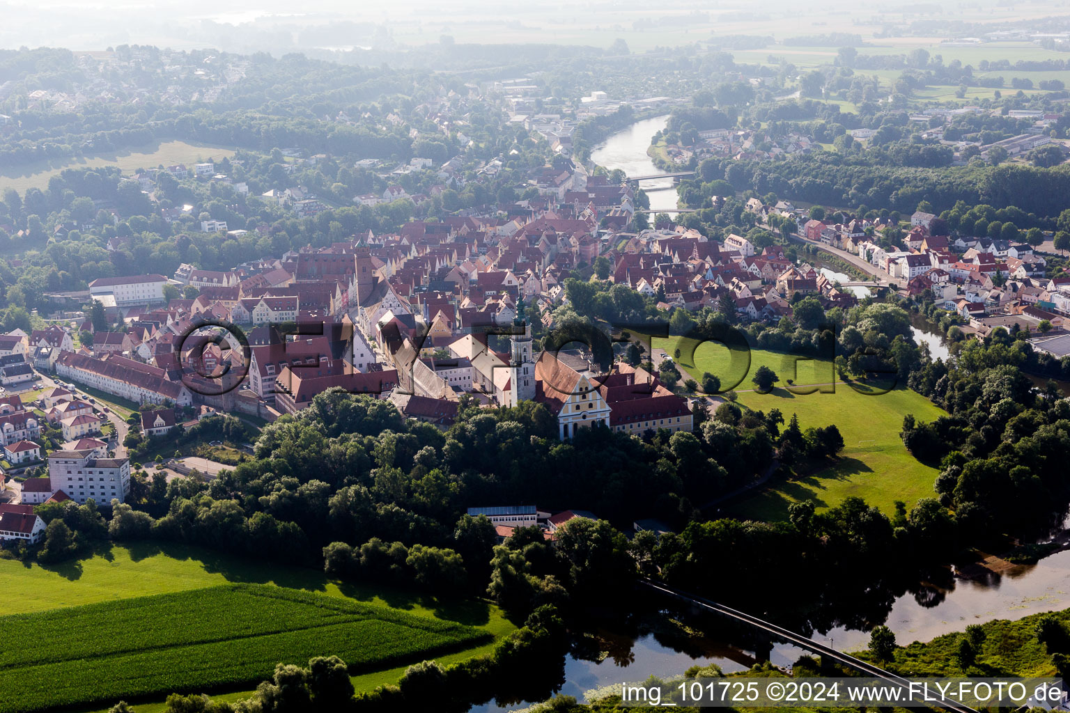 Vue aérienne de Ensemble immobilier du monastère de Sainte-Croix en face de l'île de Ried à Donauwörth dans le département Bavière, Allemagne