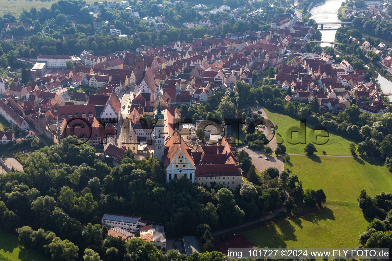 Vue aérienne de Ensemble immobilier du monastère de Sainte-Croix en face de l'île de Ried à Donauwörth dans le département Bavière, Allemagne