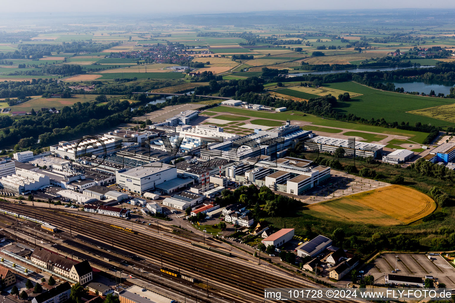 Vue aérienne de Zone industrielle et commerciale de l'Artur-Proeller-Straße avec halls de production et piste d'atterrissage d'Airbus Helicopters Deutschland GmbH (Eurocopter) dans le quartier de Riedlingen à Donauwörth dans le département Bavière, Allemagne