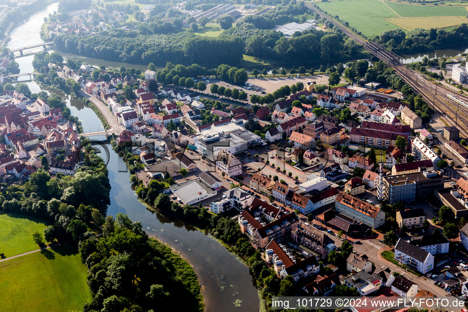 Vue aérienne de Île de Ried au bord du Danube dans le quartier de Riedlingen à Donauwörth dans le département Bavière, Allemagne