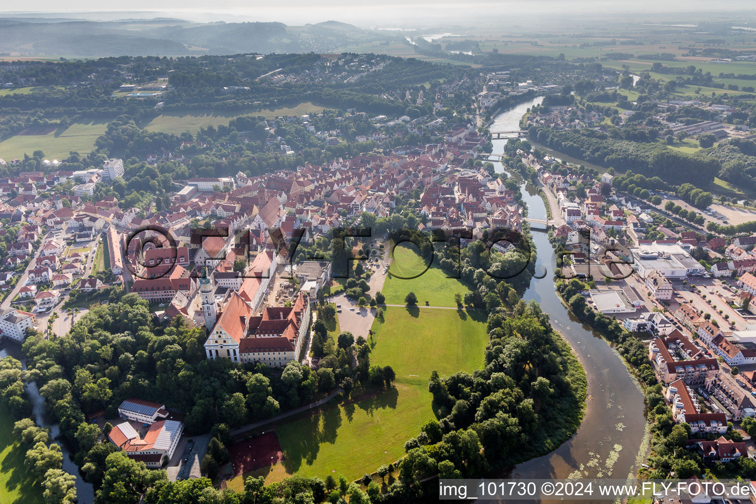 Photographie aérienne de Ensemble immobilier du monastère de Sainte-Croix en face de l'île de Ried à Donauwörth dans le département Bavière, Allemagne