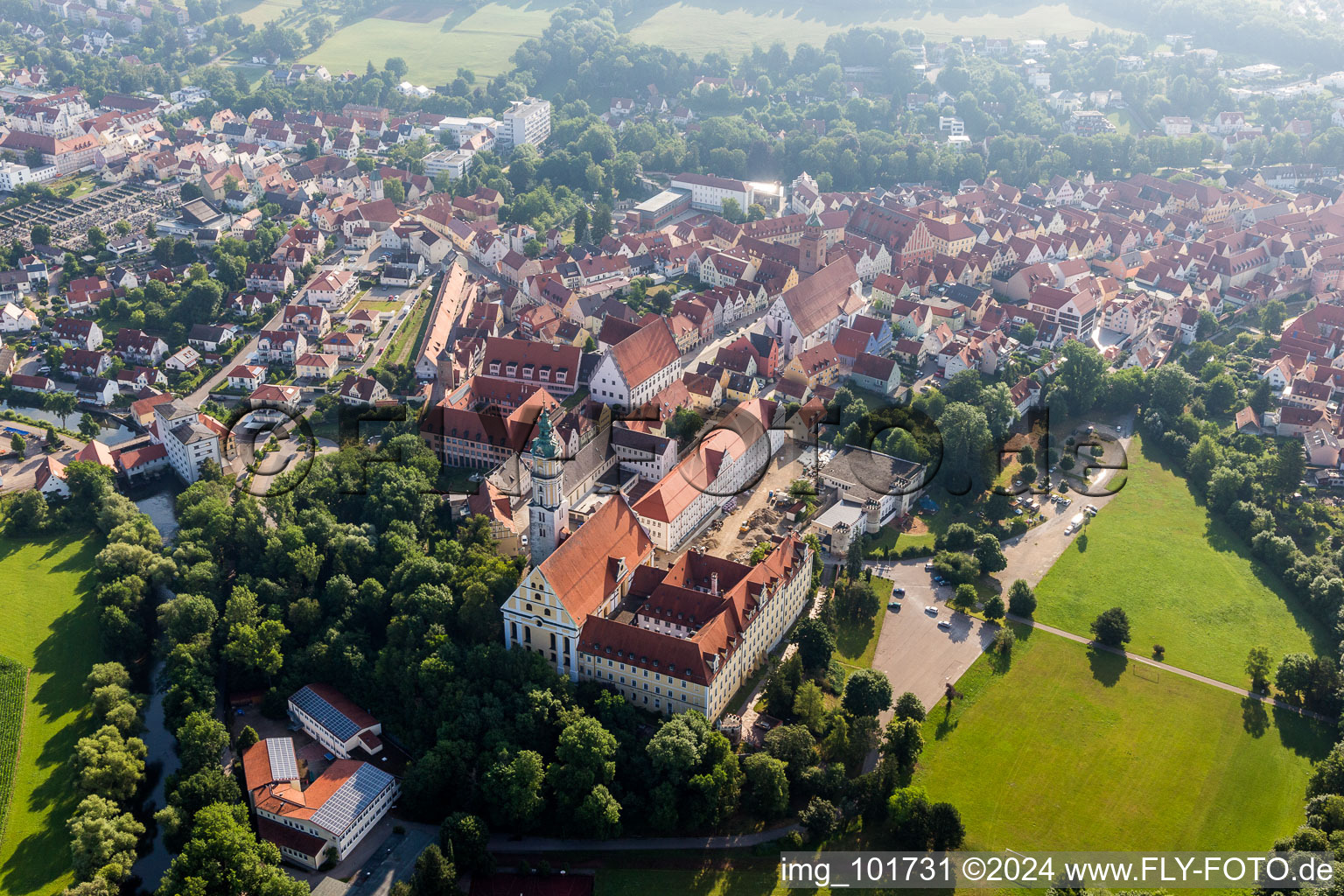 Vue oblique de Ensemble immobilier du monastère de Sainte-Croix en face de l'île de Ried à Donauwörth dans le département Bavière, Allemagne