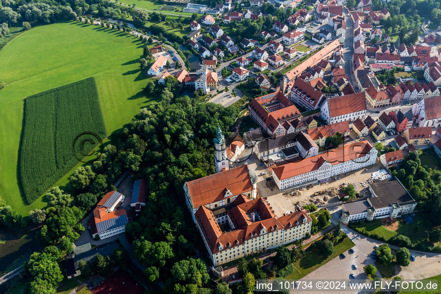 Ensemble immobilier du monastère de Sainte-Croix en face de l'île de Ried à Donauwörth dans le département Bavière, Allemagne d'en haut