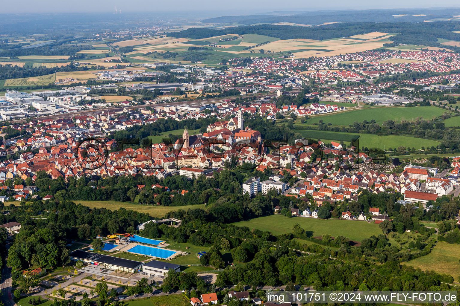 Vue aérienne de Zone urbaine avec périphérie et centre-ville à Donauwörth dans le département Bavière, Allemagne