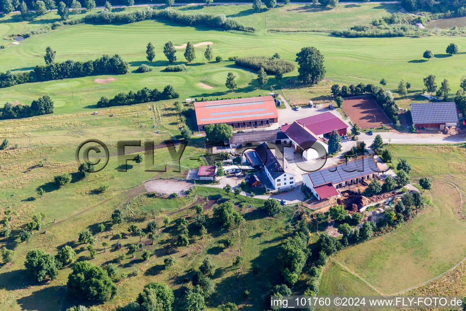 Vue aérienne de Ferme près du club de golf et en bordure des champs cultivés dans le quartier du Schiesserhof à Donauwörth dans le département Bavière, Allemagne