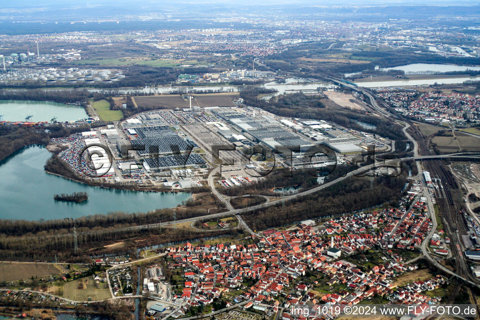 Vue aérienne de Daimler de l'ouest à Wörth am Rhein dans le département Rhénanie-Palatinat, Allemagne