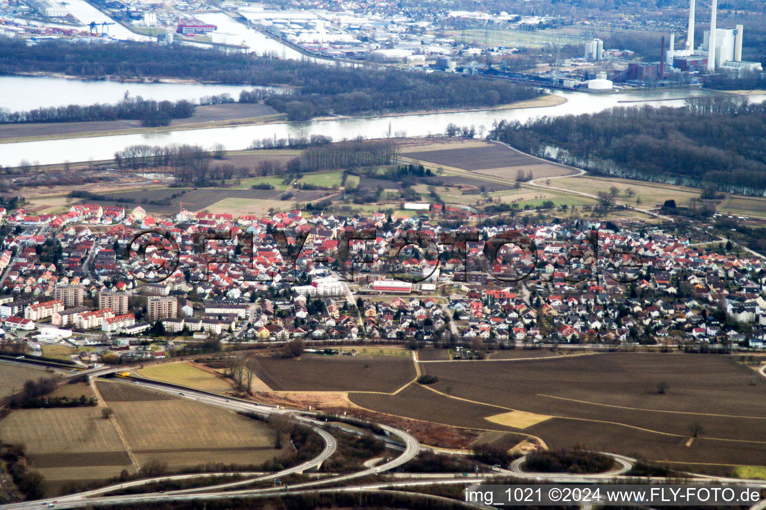 Vue aérienne de Du nord-ouest à le quartier Maximiliansau in Wörth am Rhein dans le département Rhénanie-Palatinat, Allemagne