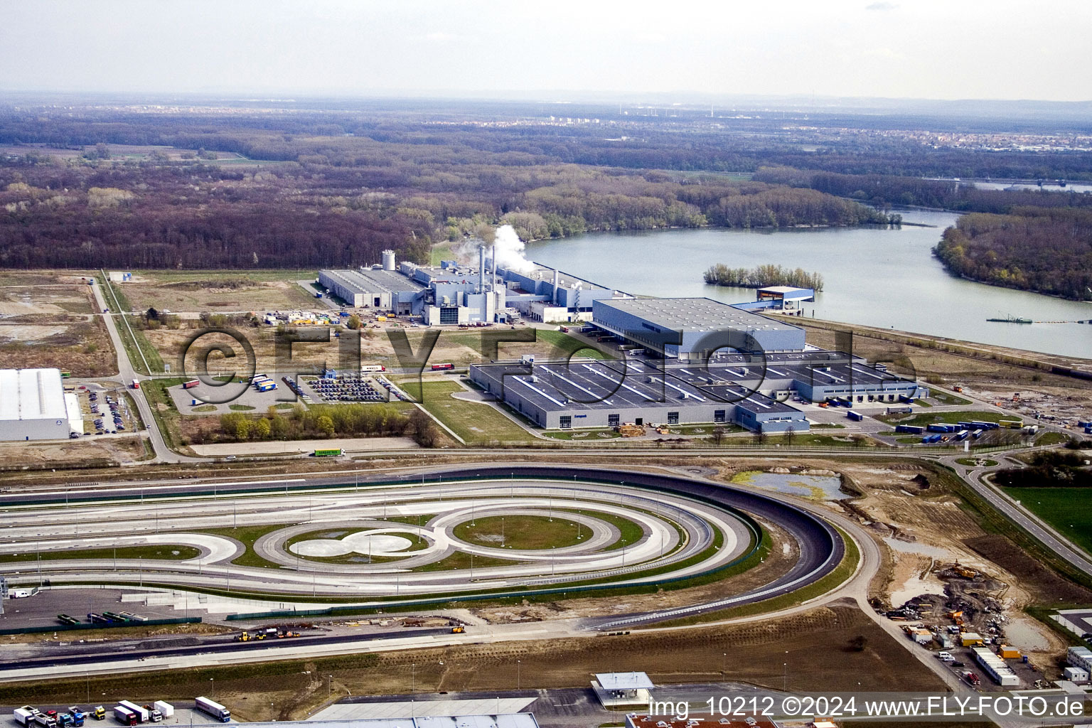 Vue aérienne de Zone industrielle d'Oberwald Rheinhafen à Wörth am Rhein dans le département Rhénanie-Palatinat, Allemagne