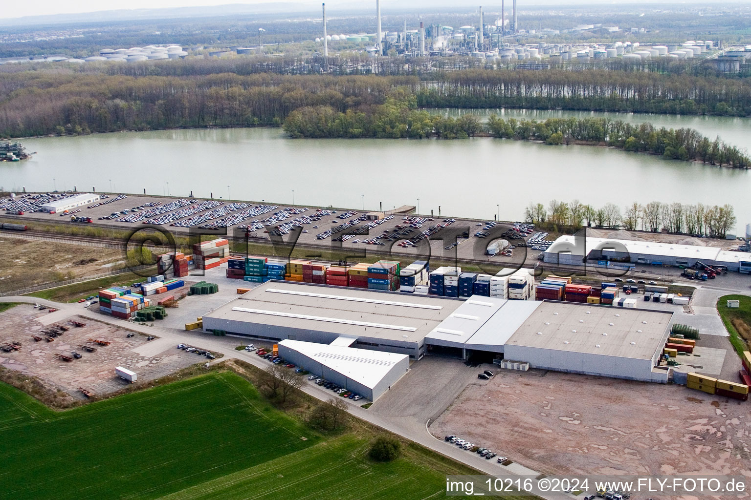 Vue oblique de Zone industrielle d'Oberwald Rheinhafen à Wörth am Rhein dans le département Rhénanie-Palatinat, Allemagne