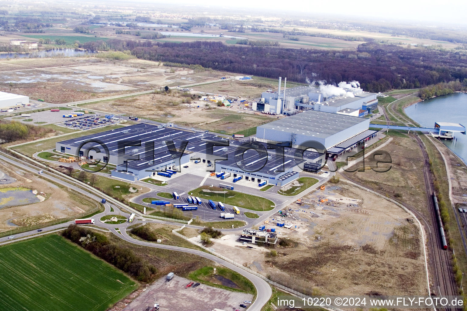 Vue aérienne de Zone industrielle d'Oberwald, usine de papier de palme à Wörth am Rhein dans le département Rhénanie-Palatinat, Allemagne