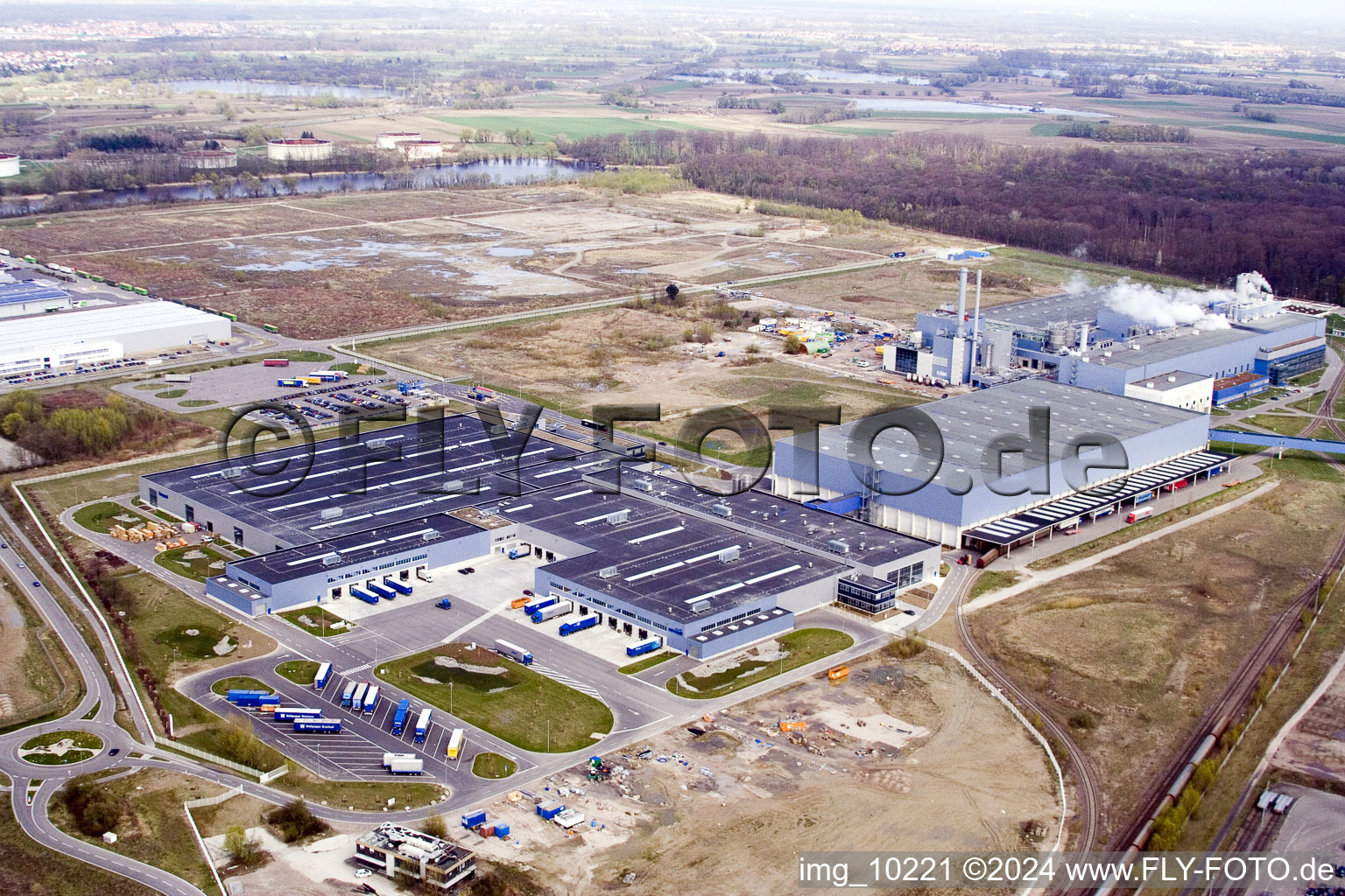 Vue aérienne de Zone industrielle d'Oberwald, usine de papier de palme à Wörth am Rhein dans le département Rhénanie-Palatinat, Allemagne