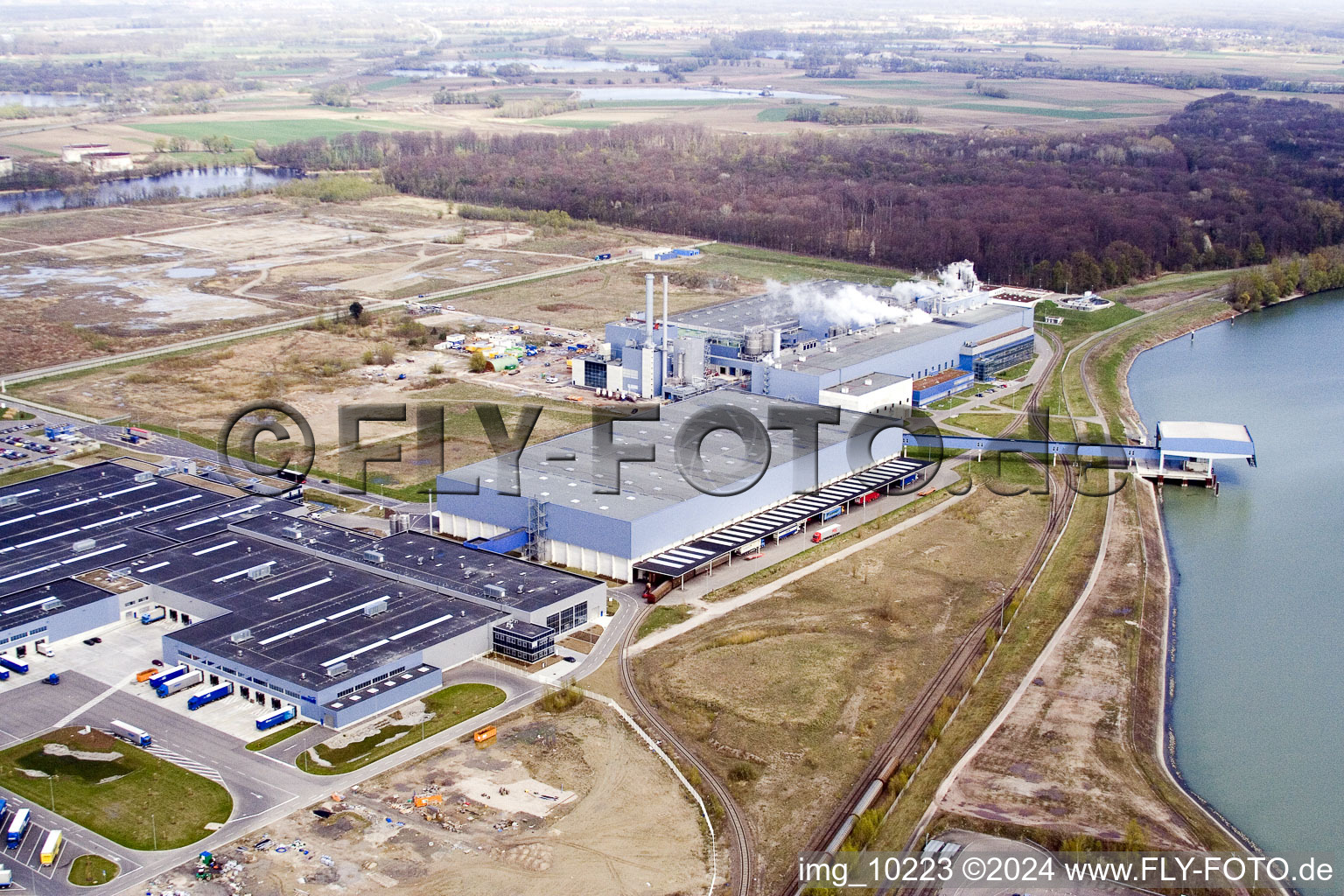 Vue oblique de Zone industrielle d'Oberwald, usine de papier de palme à Wörth am Rhein dans le département Rhénanie-Palatinat, Allemagne