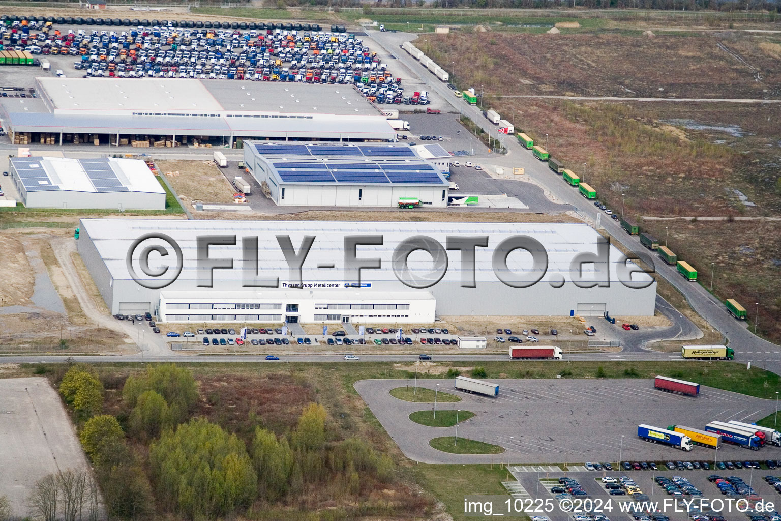 Vue aérienne de Zone industrielle d'Oberwald, Thyssen Mettalcenter à Wörth am Rhein dans le département Rhénanie-Palatinat, Allemagne