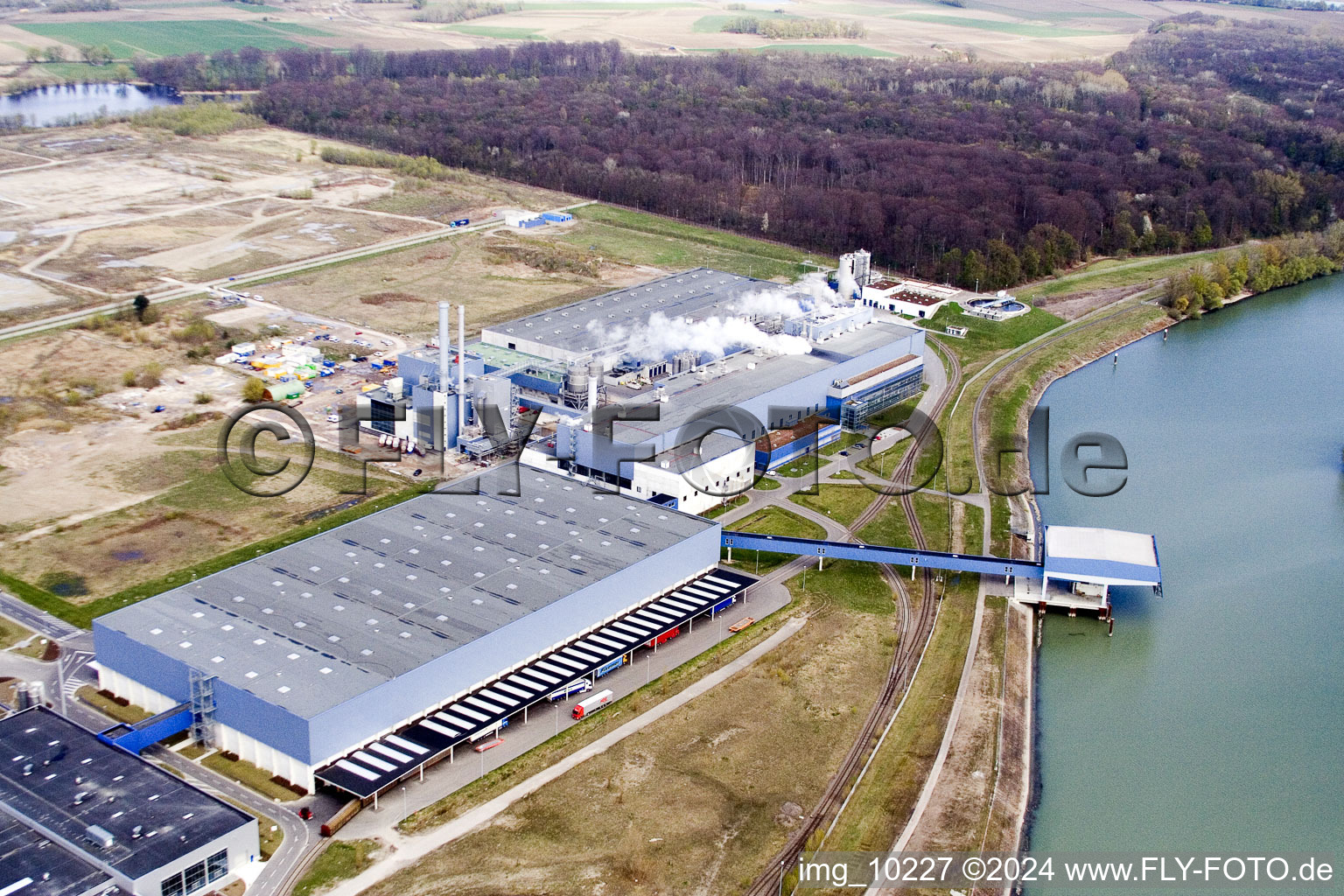 Zone industrielle d'Oberwald, usine de papier de palme à Wörth am Rhein dans le département Rhénanie-Palatinat, Allemagne hors des airs