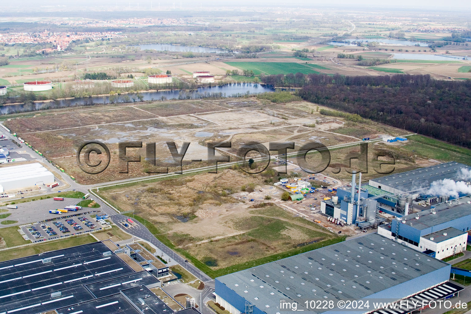 Vue aérienne de Site du centre logistique Netto dans la zone industrielle derrière l'usine de papier Palm à Wörth am Rhein dans le département Rhénanie-Palatinat, Allemagne