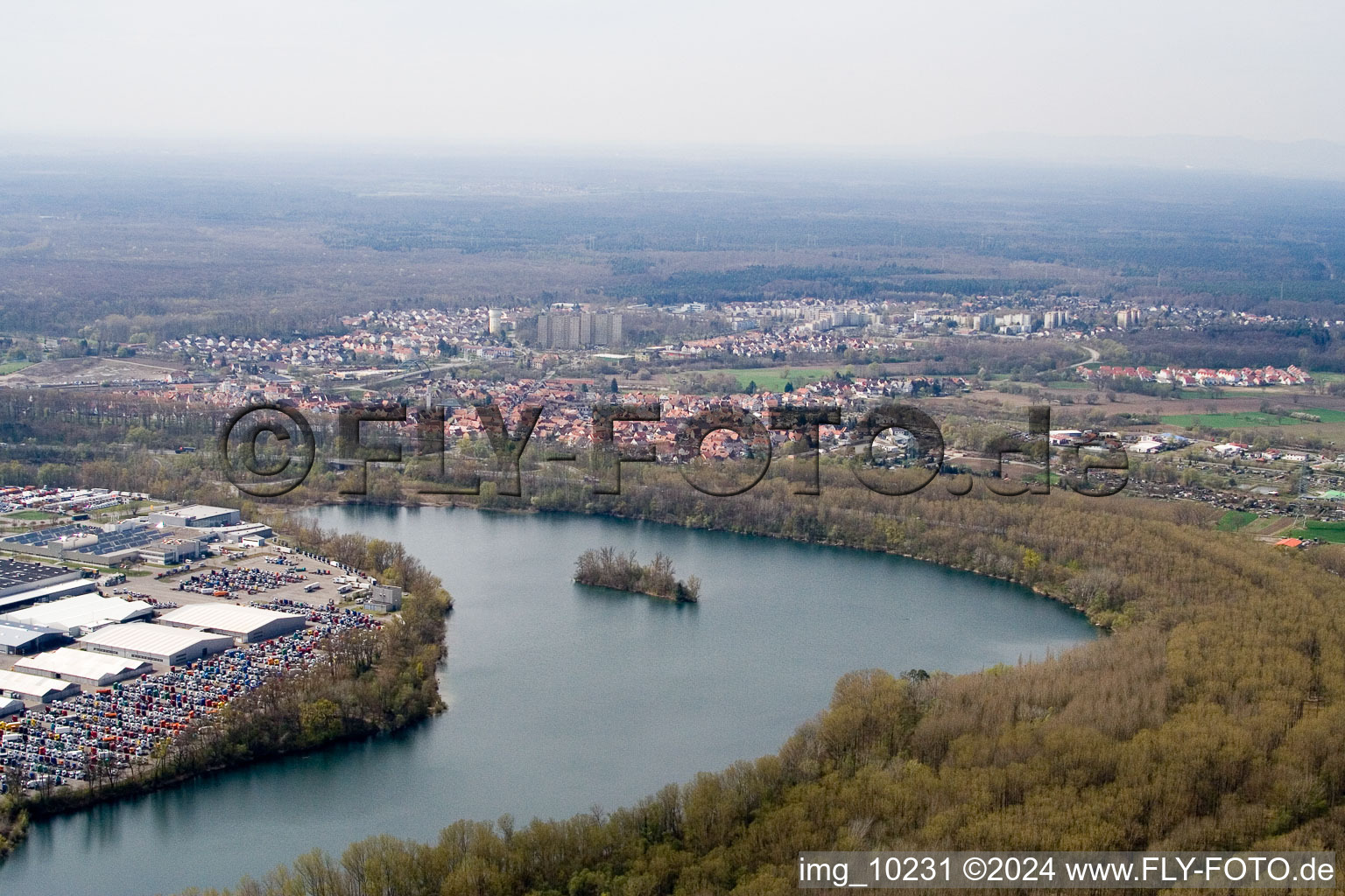 Zone industrielle d'Oberwald à Wörth am Rhein dans le département Rhénanie-Palatinat, Allemagne du point de vue du drone