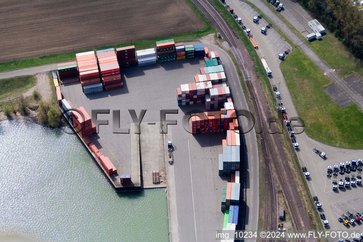 Vue aérienne de Port à conteneurs à le quartier Maximiliansau in Wörth am Rhein dans le département Rhénanie-Palatinat, Allemagne