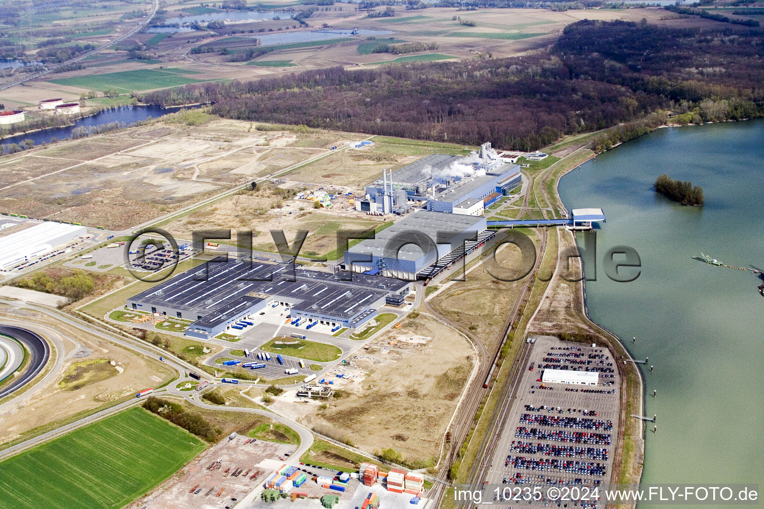 Vue aérienne de Zone industrielle d'Oberwald, usine de papier de palme à le quartier Maximiliansau in Wörth am Rhein dans le département Rhénanie-Palatinat, Allemagne