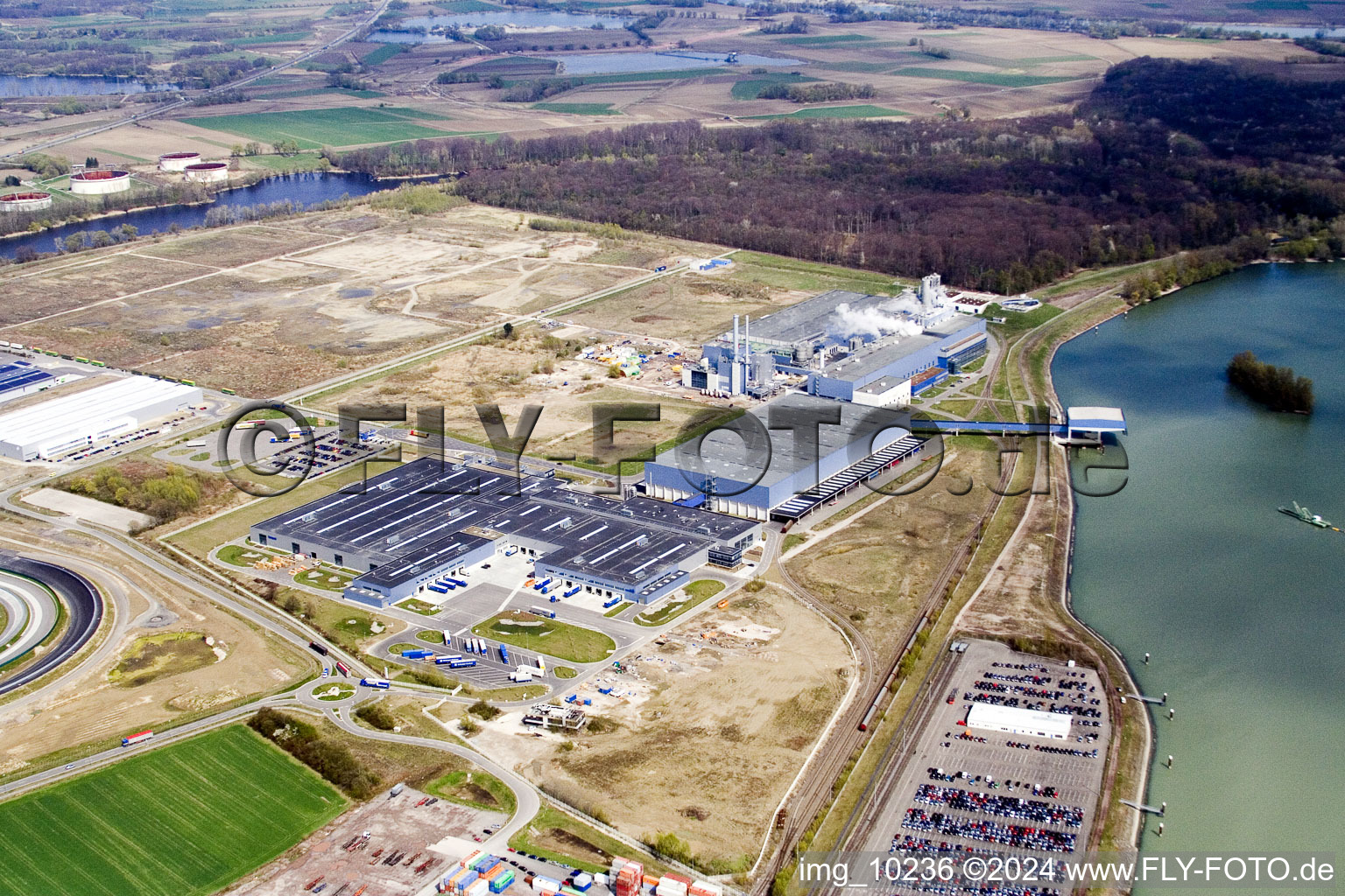 Vue aérienne de Site du centre logistique Netto dans la zone industrielle d'Oberwald à le quartier Maximiliansau in Wörth am Rhein dans le département Rhénanie-Palatinat, Allemagne