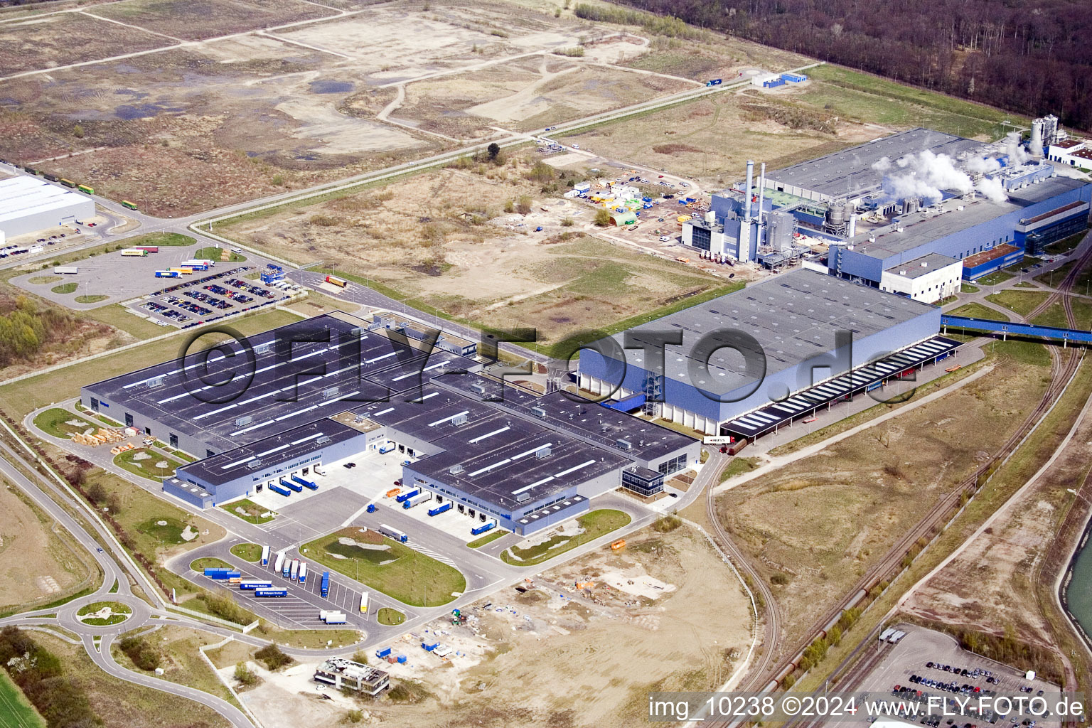 Vue aérienne de Zone industrielle d'Oberwald, usine de papier de palme à le quartier Maximiliansau in Wörth am Rhein dans le département Rhénanie-Palatinat, Allemagne