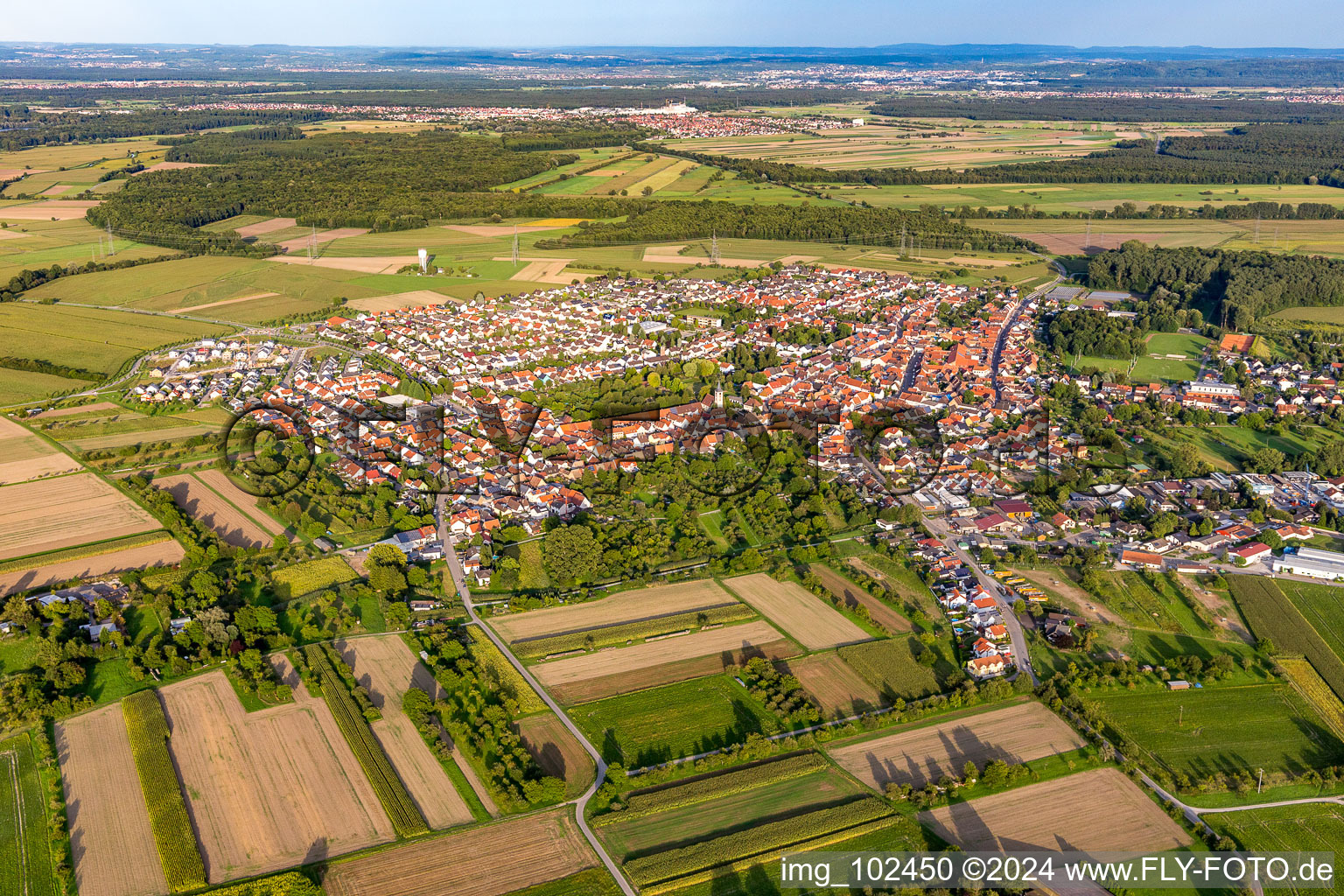 Vue aérienne de De l'ouest à le quartier Liedolsheim in Dettenheim dans le département Bade-Wurtemberg, Allemagne