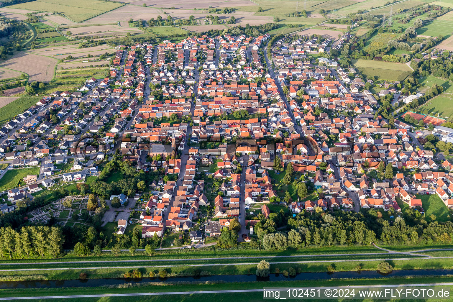 Photographie aérienne de Vue sur le village à le quartier Rußheim in Dettenheim dans le département Bade-Wurtemberg, Allemagne