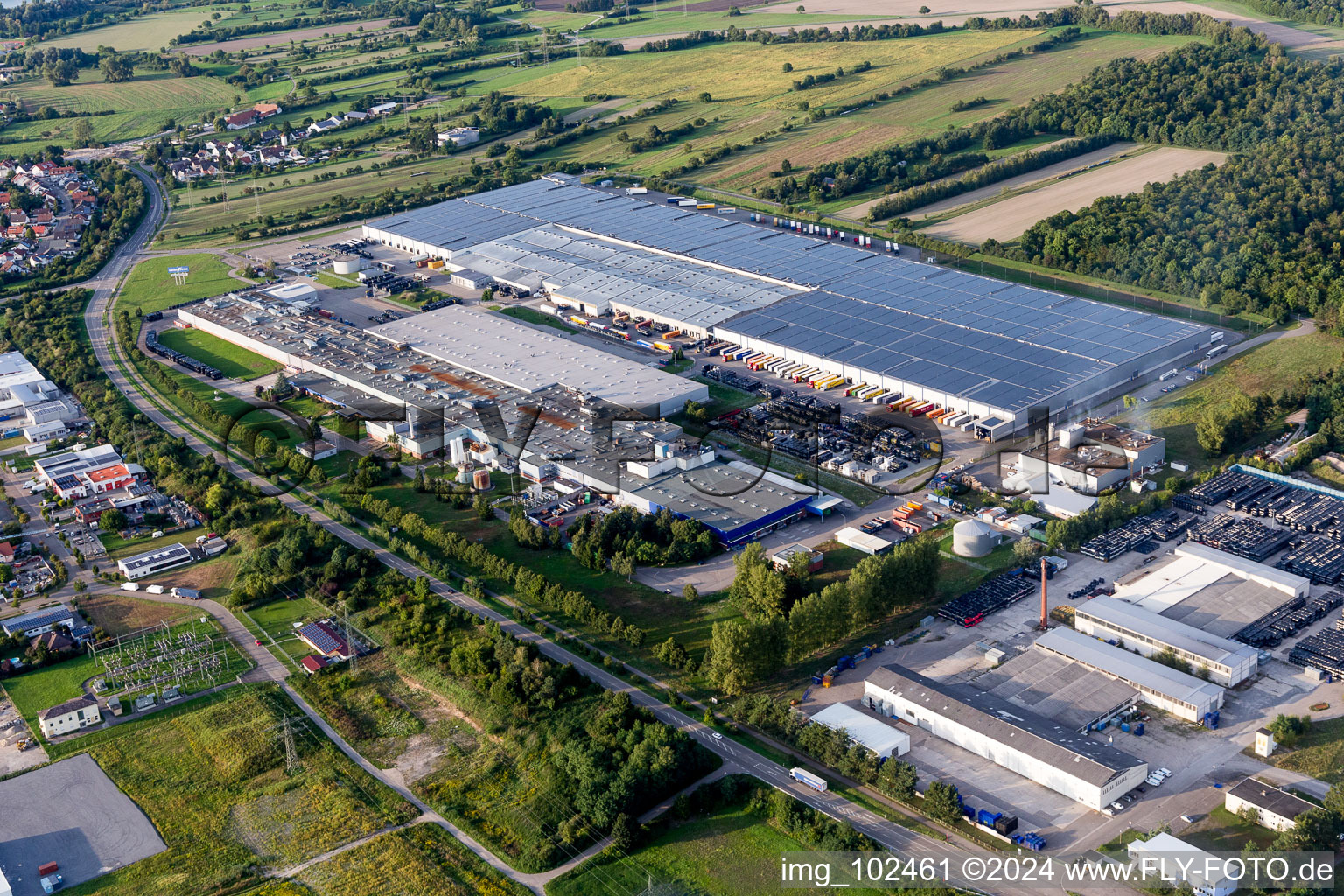 Vue aérienne de Locaux de l'usine Goodyear Dunlop Tyres Allemagne sur Goodyearstrasse. Impliqué : Goodyear Dunlop Tires Germany GmbH à Philippsburg dans le département Bade-Wurtemberg, Allemagne