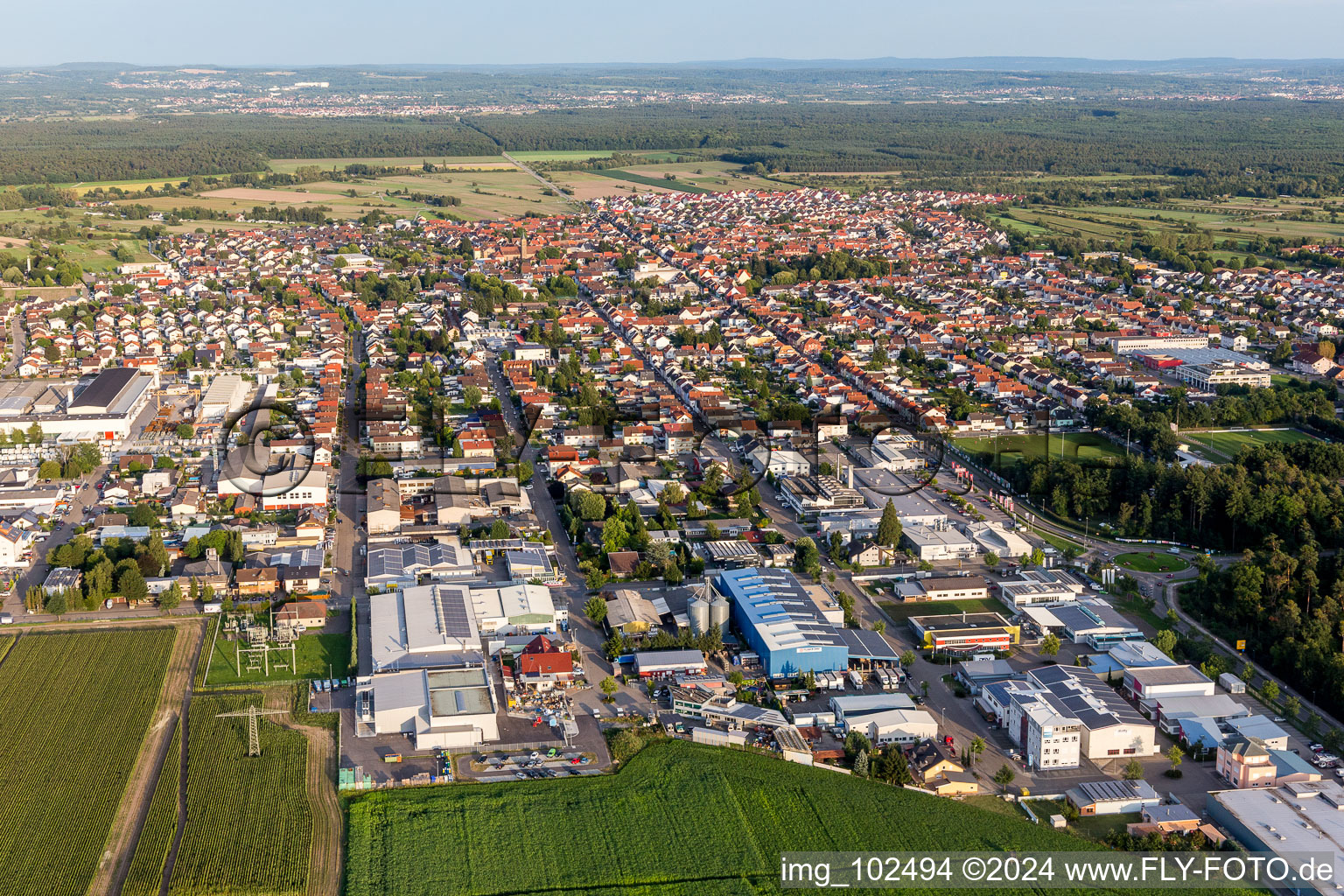 Vue aérienne de Vue des rues et des maisons des quartiers résidentiels à Kirrlach dans le département Bade-Wurtemberg, Allemagne