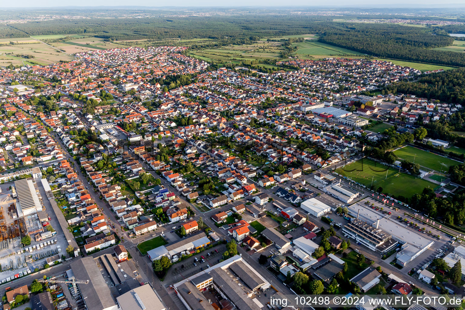 Quartier Oberhausen in Oberhausen-Rheinhausen dans le département Bade-Wurtemberg, Allemagne depuis l'avion