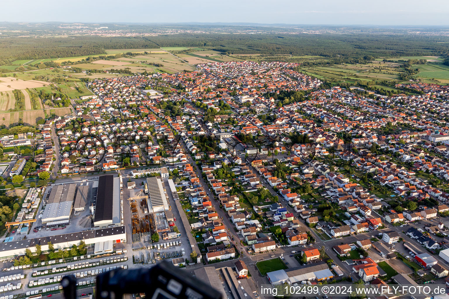 Vue d'oiseau de Quartier Oberhausen in Oberhausen-Rheinhausen dans le département Bade-Wurtemberg, Allemagne