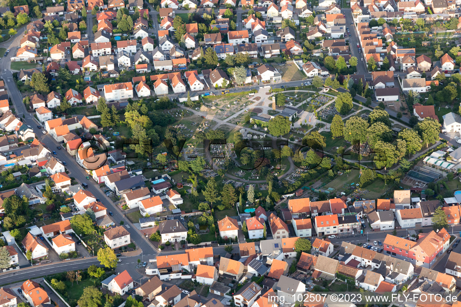 Vue aérienne de Cimetière à le quartier Sankt Leon in St. Leon-Rot dans le département Bade-Wurtemberg, Allemagne