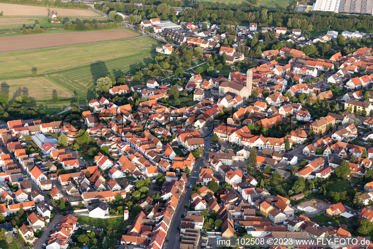 Vue aérienne de Église Saint Léon le Grand à le quartier Sankt Leon in St. Leon-Rot dans le département Bade-Wurtemberg, Allemagne