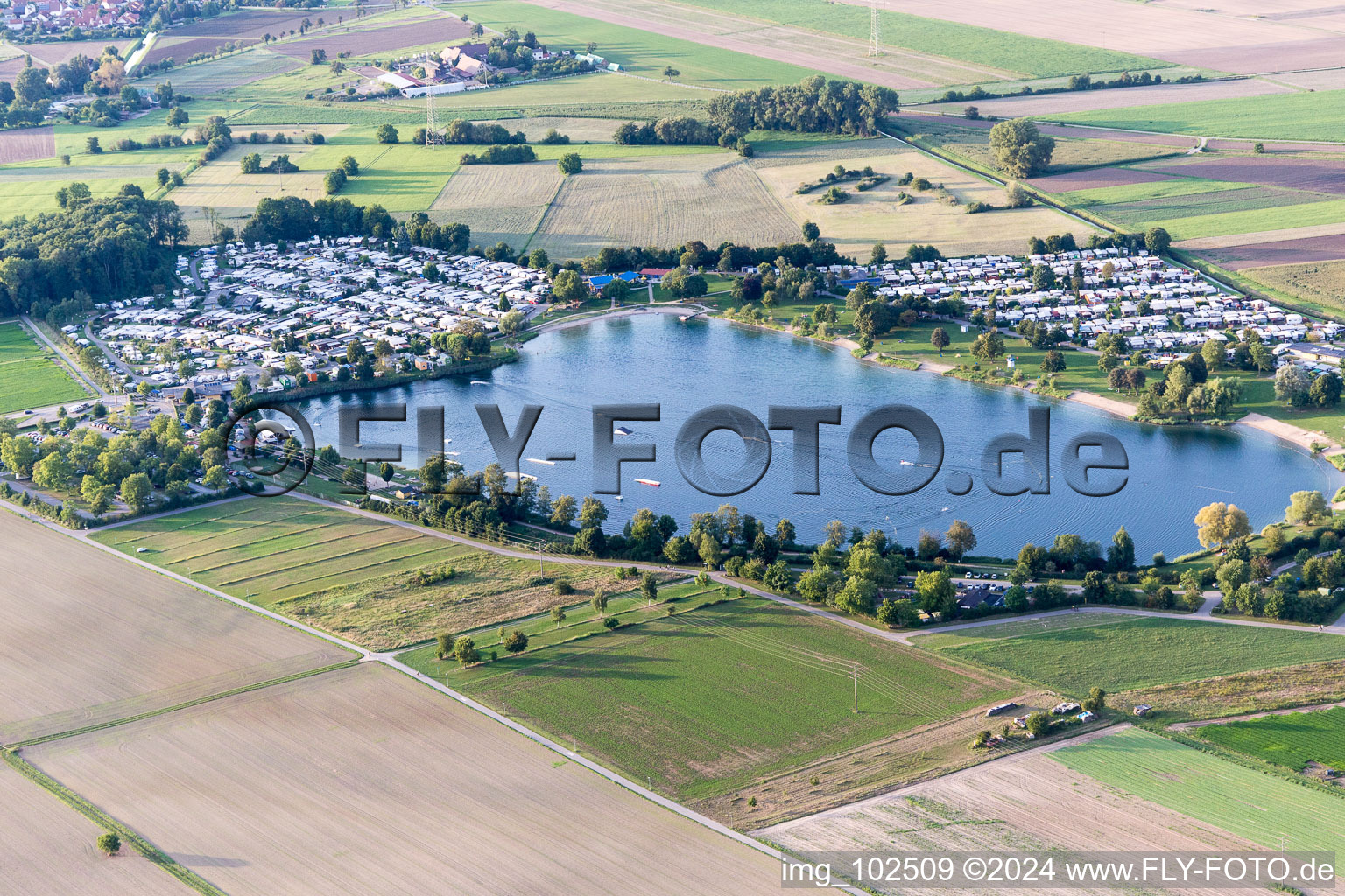 Vue aérienne de Centre de loisirs St Leoner Wasser-Ski-Seilbahn GmbH au bord du lac en Sankt Leon-rouge à le quartier Sankt Leon in St. Leon-Rot dans le département Bade-Wurtemberg, Allemagne