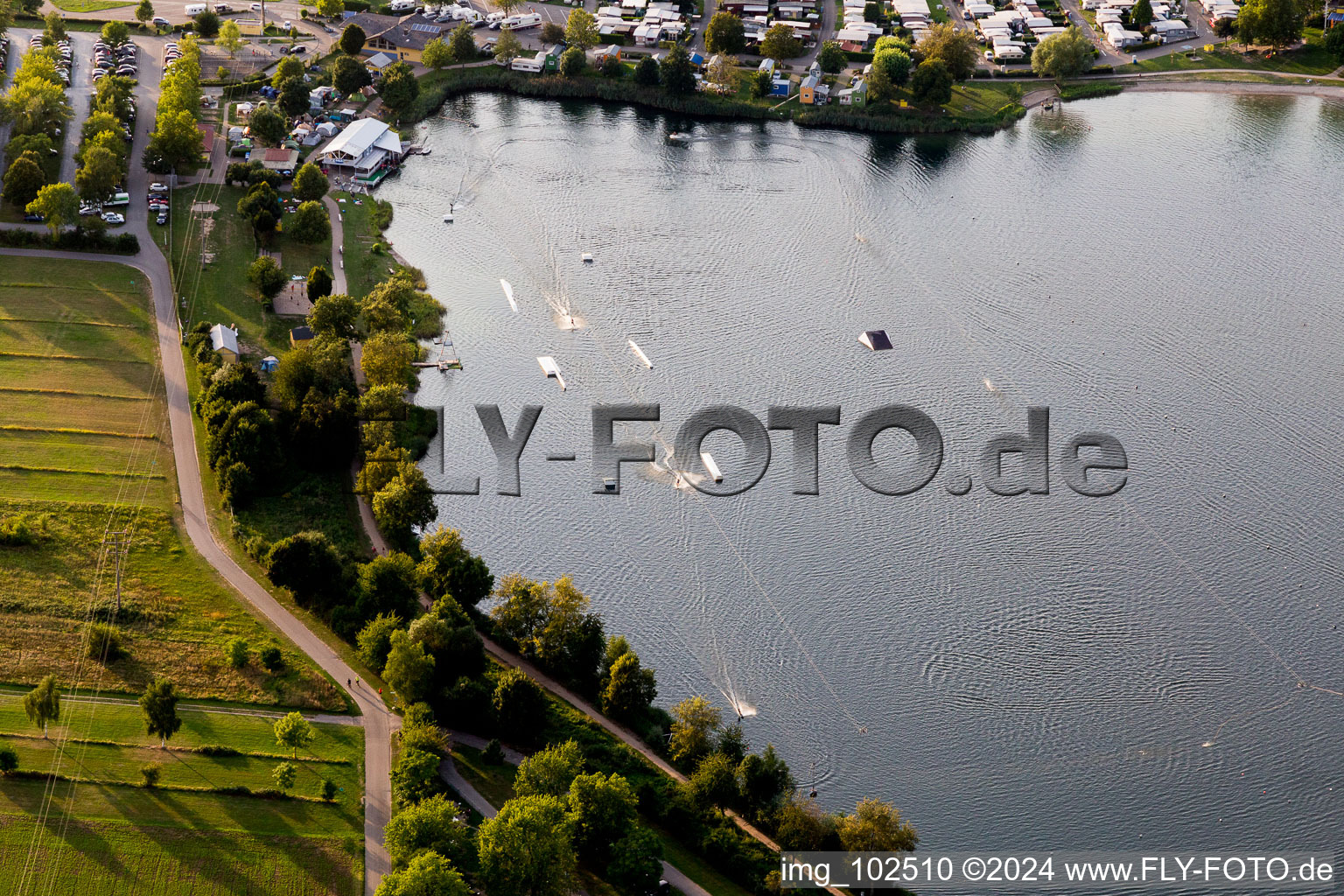 Vue aérienne de St. Leoner See, installation de ski nautique à le quartier Sankt Leon in St. Leon-Rot dans le département Bade-Wurtemberg, Allemagne