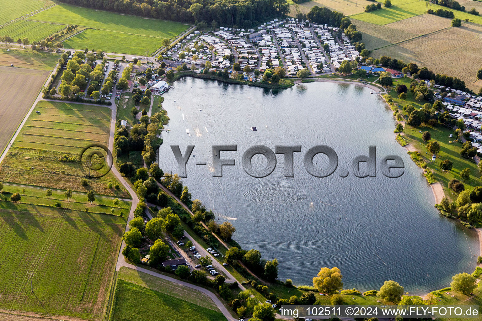 Vue aérienne de Centre de loisirs St Leoner Wasser-Ski-Seilbahn GmbH au bord du lac en Sankt Leon-Red à le quartier Sankt Leon in St. Leon-Rot dans le département Bade-Wurtemberg, Allemagne